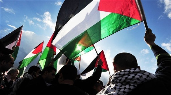 رفع أعلام فلسطينية في إحدى التجمعات (أرشيف)