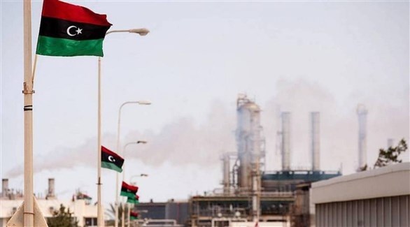 علم ليبيا مرفوعاً في طريق حقل للنفط (أرشيف)