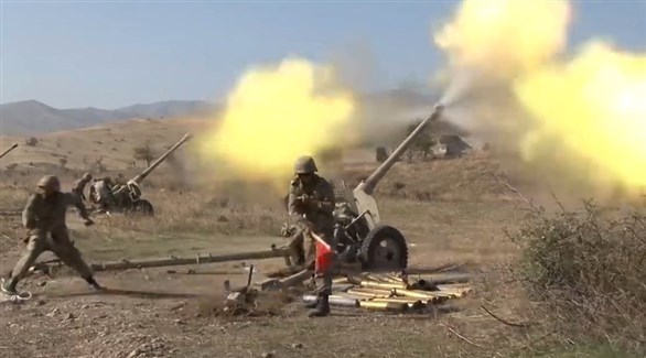جنود يطلقون قذائف مدفعية على الجبهة بين أرمينيا وأذربيجان (أرشيف)