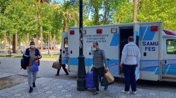 مغاربة حول سيارة إسعاف في مدينة فاس (أرشيف)