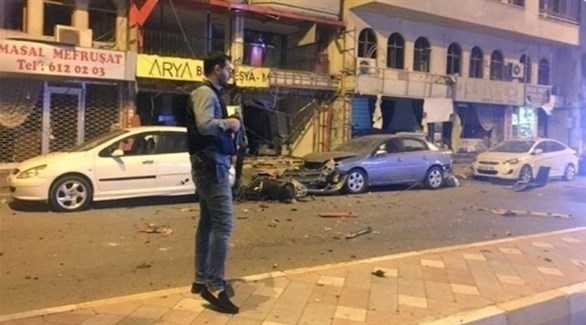 رجل أمن تركي يقف في مكان الانفجار الذي وقع في هاتاي (تويتر)