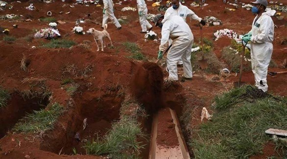 دفن متوفين بكورونا في البرازيل (أرشيف)