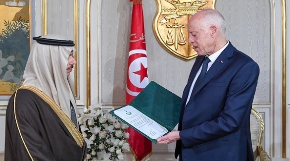 الرئيس التونسي قيس سعيد يتسلم دعوة الملك سلمان من ووزير الخارجية السعودي فيصل بن فرحان (الرئاسة التونسية)