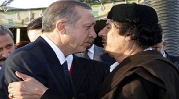 الزعيم الليبي الراحل معمر القذافي والرئيس التركي رجب طيب أردوغان (أرشيف)