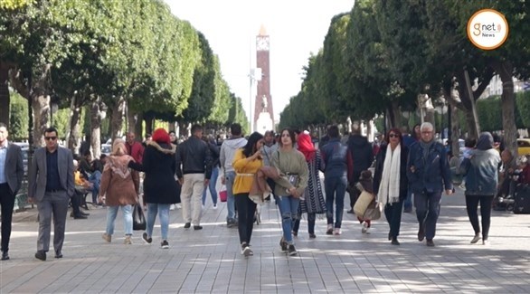 تونسيون في شارع بورقيبة وسط العاصمة (أرشيف)
