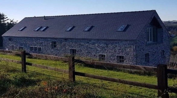 منزل مارك ولوسي كيوغان في الريف الإيرلندي (ذا صن)