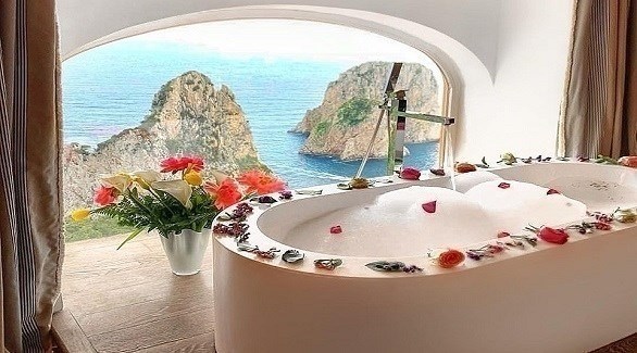 حوض استحمام فندق بونتا تراغارا في إيطاليا (ديلي ميل)