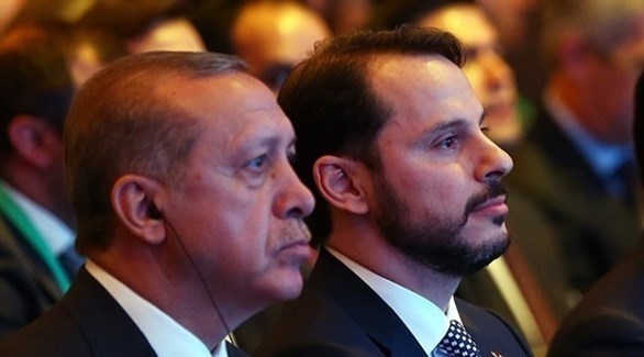 الرئيس التركي رجب طيب إردوغان وصهره المقال بيرات البيرق (أرشيف)