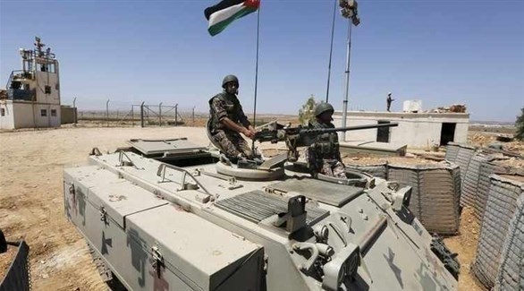 جنديان أردنيان فوق مدرعة على الحدود مع سوريا (أرشيف)