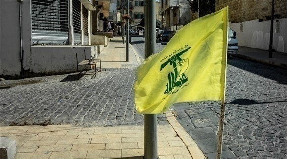 علم حزب الله مرفوعاً في إحدى الشوارع في بعلبك (أرشيف / شترستوك)