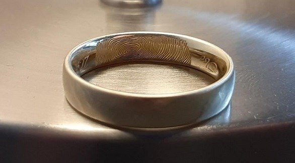 خاتم زواج محفور عليه بصمة اصبع العروس (ديلي ستار)