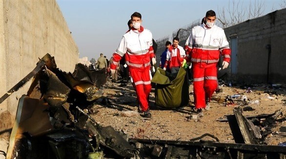 مسعفون ينقلون جثث ضحايا الطائرة الأوكرانية التي أسقطها الحرس الثوري (أرشيف)