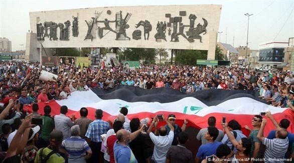 محتجون عراقيون في ساحة التحرير وسط بغداد (أرشيف)