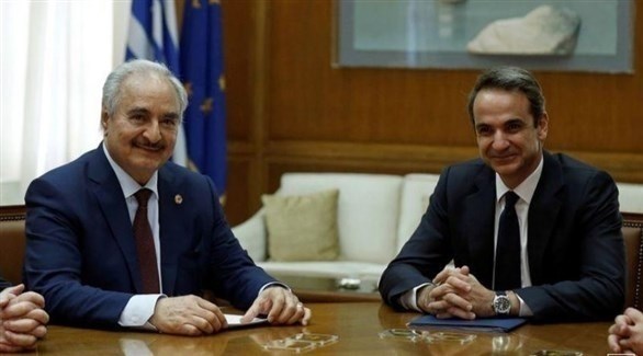 المشير خليفة حفتر خلال اجتماع مع رئيس وزراء اليونان كرياكوس ميتسوتاكيس في اثينا أمس (رويترز)