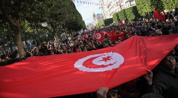 العلم التونسي مرفوعاً خلال إحدى التظاهرات (أرشيف)