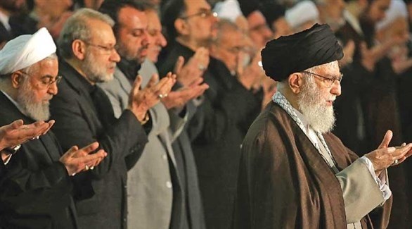 المرشد الإيراني خامنئي وخلفه الرئيس روحاني خلال صلاة الجمعة (أرشيف)