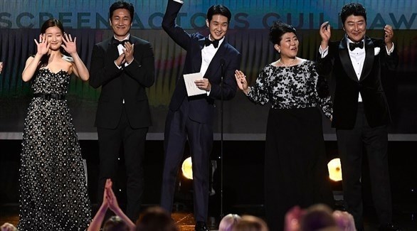  الفيلم الكوري الجنوبي "باراسايت" لحظة تسلم الجائزة (ديلي ميل)