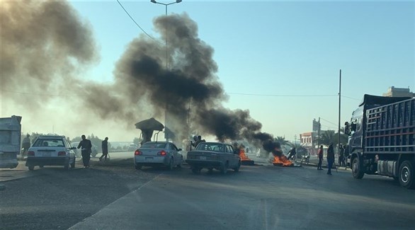 محتجون يغلقون طرقاً رئيسية في محافظة النجف (تويتر)