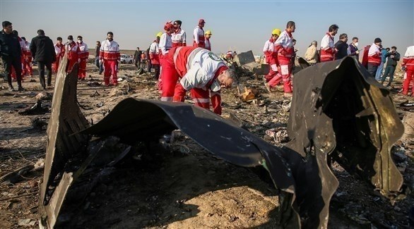 مسعفون يتفقدون حطام الطائرة الأوكرانية في إيران (أرشيف)
