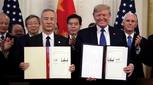 الرئيس الأمريكي دونالد ترامب و نائب رئيس الوزراء الصيني ليو هي يعرضان الاتفاق التجاري (أرشيف)