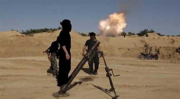 عناصر من تنظيم داعش الإرهابي يطلقون قذيفة هاون (أرشيف)