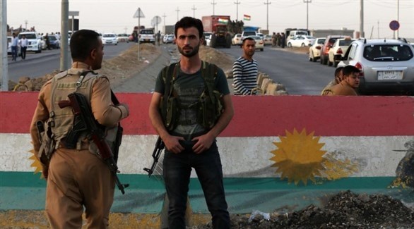 عناصر من البشمركة في كردستان العراق عند حاجز في جنوب أربيل (أرشيف)