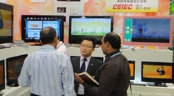 مسؤولون في جناح لشركة الصين الوطنية لاستيراد وتصدير الإلكترونيات في معرض تجاري (أرشيف)