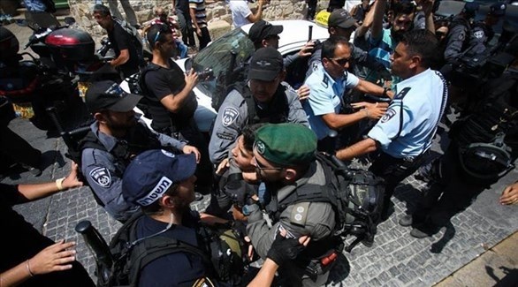 الشرطة الإسرائيلية تطرد فلسطينيين من بيوتهم (أرشيف)