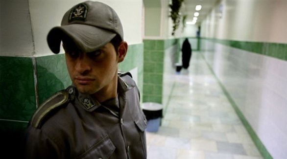 عسكري إيراني يحرس عنبراً في سجن ايفين (أرشيف)