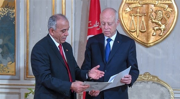 رئيس الجمهورية التونسية قيس سعيد يتسلم ملف الحكومة من رئيسها المكلف الحبيب الجملي (أرشيف)