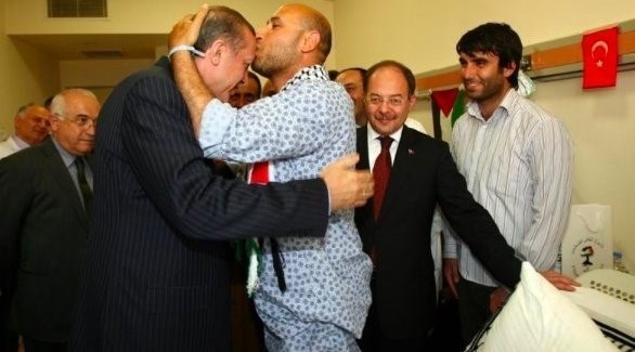 الإرهابي الحاراتي يقبل رأس أردوغان (أرشيف)