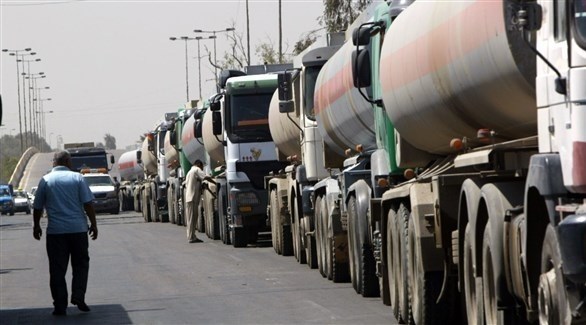 شاحنات بمشتقات نفطية في المنطقة الحرة بين العراق والأردن (أ ف ب)