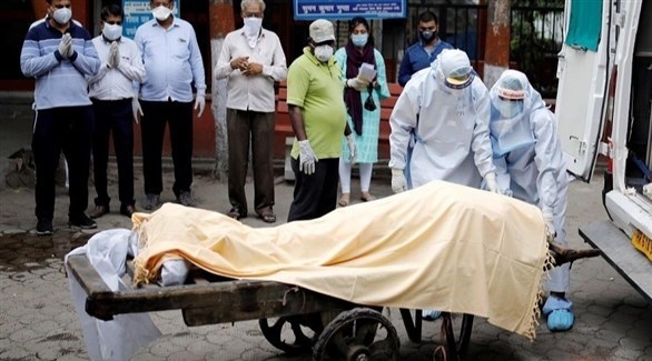 عاملان هنديان يستعدان لنقل جثمان أحد ضحايا كورونا (أرشيف)