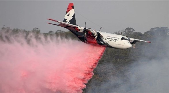 طائرة إطفاء أسترالية تكافح حرائق الغابات (أرشيف)