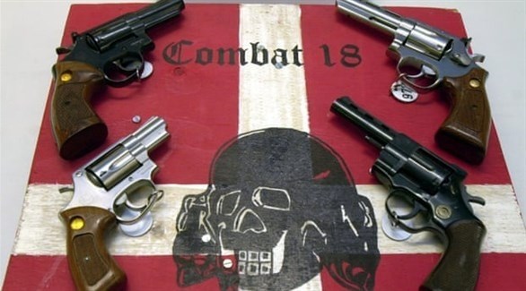 أسلحة وشعارات نازية صادرتها الشرطة الألمانية بعد مداهمة مقار كومبات 18 (أب)