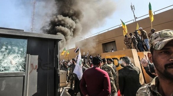 متظاهرون موالون لإيران يحاولون اقتحام السفارة الأمريكية في بغداد (أرشيف)
