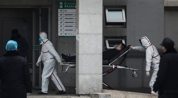 عاملون في مجال الصحة ينقلون مصاباً في الصين (أرشيف)
