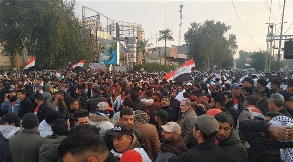 متظاهرون عراقيون في بغداد اليوم الجمعة (تويتر)