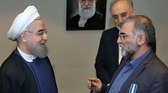 المسؤول عن النووي الإيراني محسن فخري زاده والرئيس حسن روحاني (أرشيف)