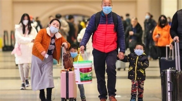 صينيون في محطة قطارات ووهان بؤرة وباء كورونا في البلاد (أرشيف)