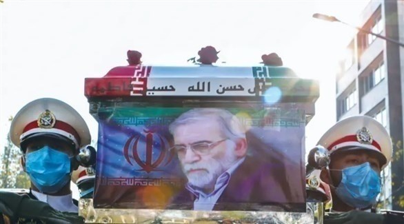 جنديان إيرانيان يرفعان تابوت محسن فخري زاده في تشييعه (أرشيف)