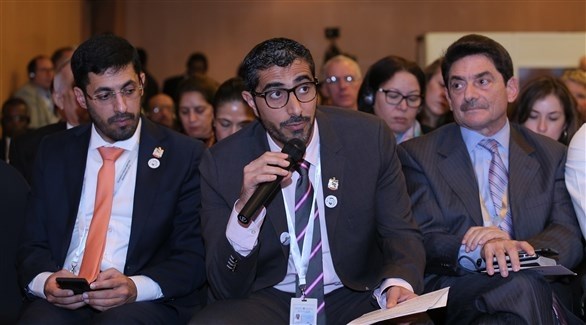 وزير وزير الموارد البشرية والتوطين ناصر بن ثاني الهاملي وسط الصورة (أرشيف)