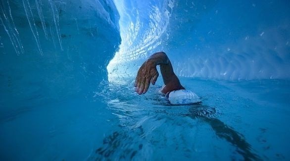 لويس وهو يسبح في المياه الجليدية للقطب الجنوبي (ميرور)