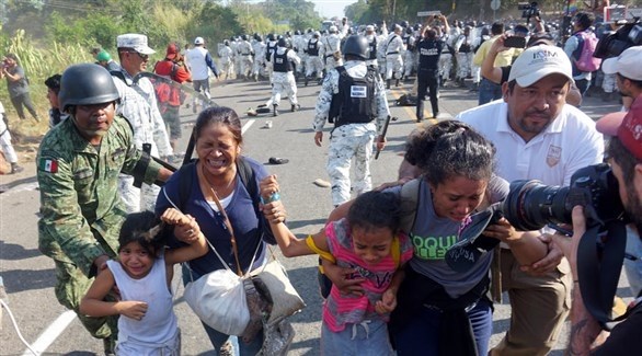 جنود مكسيكيون يمنعون دخول المهاجرين في تشياباس (إ ب أ)