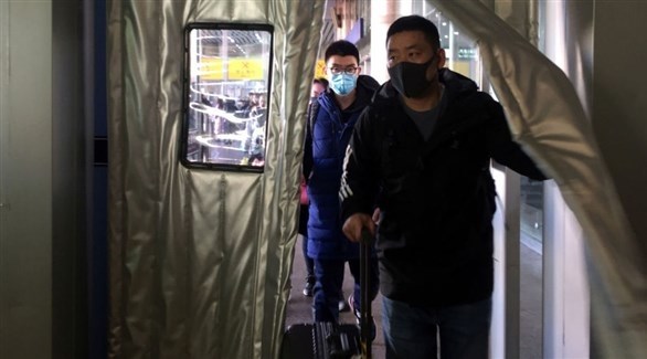 عاملون صحيون في اليابان في خيمة عزل صحي (أرشيف)