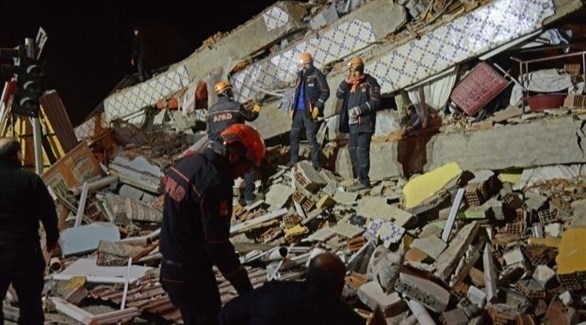 منقذون يبحثون عن ناجين في زلزال ضرب تركيا أمس (أرشيف)