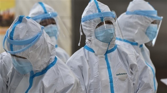 أطباء صينيون يرتدون زياً واقياً من فايروس كورونا (أرشيف)