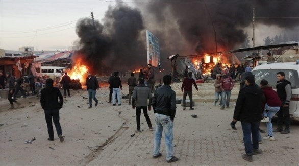 سوريون يتجمهرون قرب موقع الانفجار الذي وقع في مدينة أعزاز اليوم (تويتر)