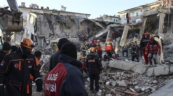 رجال الإنقاذ يبحثون عن ناجين من زلزال ضرب مدينة آلازيغ التركية (أرشيف)