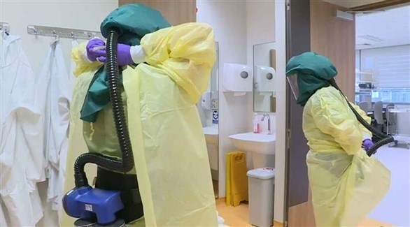 عاملان صحيان صينيان يرتديان زياً واقياً من الفيروسات في أحد المستشفيات (أرشيف)